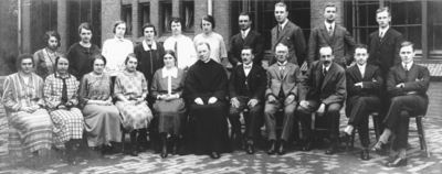 876738 Groepsportret van de aanwezigen, vermoedelijk medewerkers van het Franciscus Liefdewerk in Utrecht, bij het ...